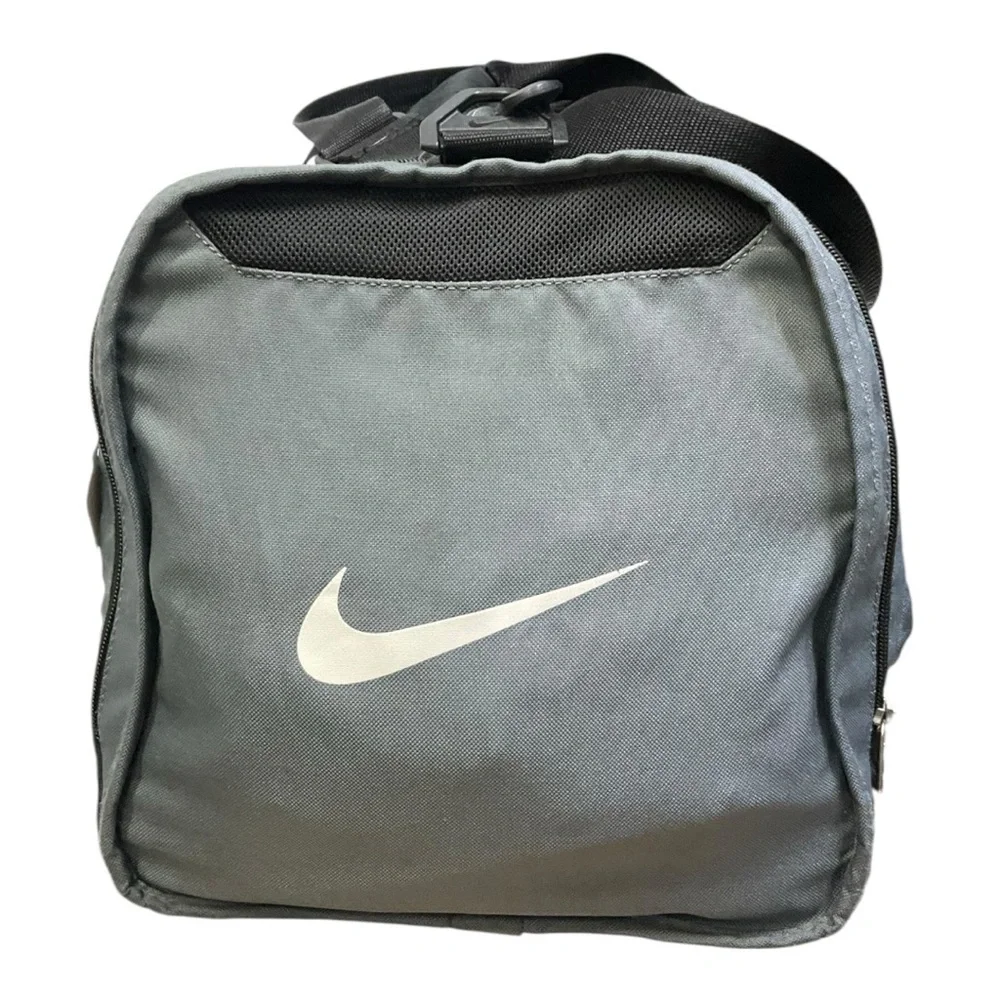 🏋️‍♂️ Nike Gray & Black Duffel Bag — Gym /‎ Travel / Sports Carryall 💼